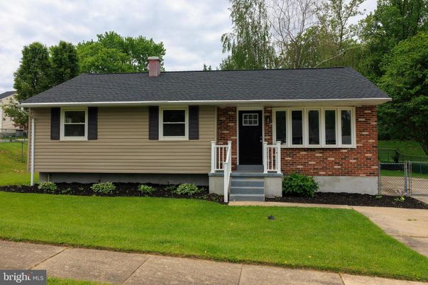 Exterior, Facade, Brick Facade, Cape Cod