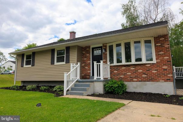 Exterior, Facade, Brick Facade, Raised Ranch