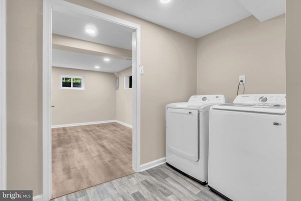 Interior, Recessed Lighting, Washer, Wood Texture Flooring