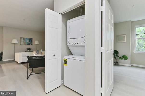 Interior, Utility Closets, Washer, Wood Texture Flooring