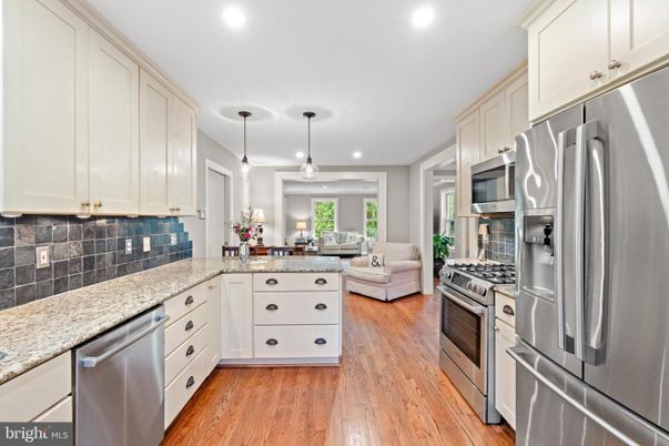 Interior, Kitchen, Living room, Pendant Lights, Recessed Lighting, Stainless Steel Appliances, Wood Texture Flooring