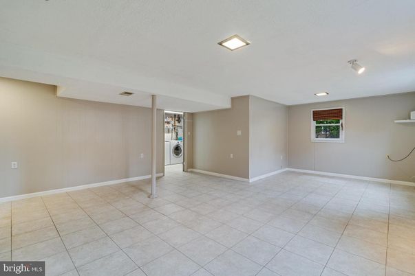 Empty room, Interior, Recessed Lighting, Washer