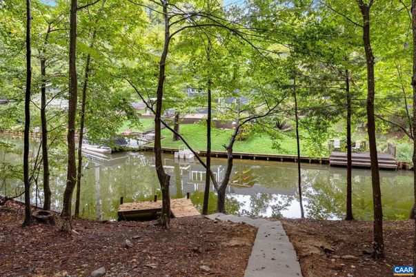 Exterior, Lake