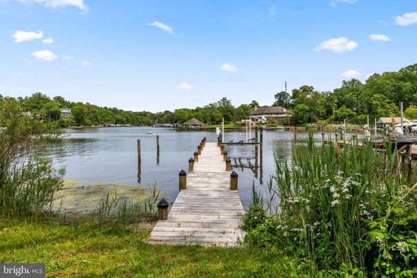 Exterior, Lake