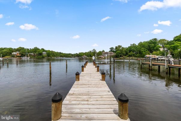 Exterior, Lake