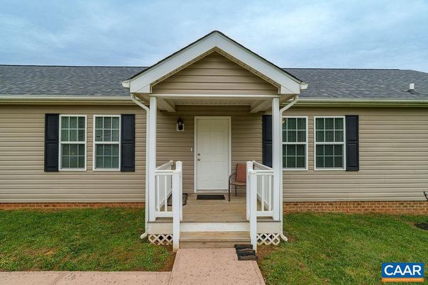 Exterior, Facade, Ranch