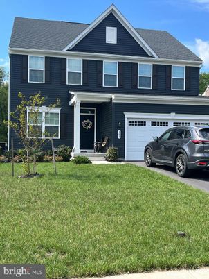 Attached, Exterior, Facade, Farmhouse