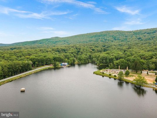Exterior, Lake
