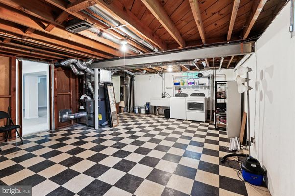 Garage, Interior, Washer, Wooden Beams, Wooden Ceilings