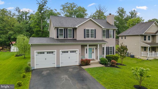 Attached, Exterior, Facade, Farmhouse