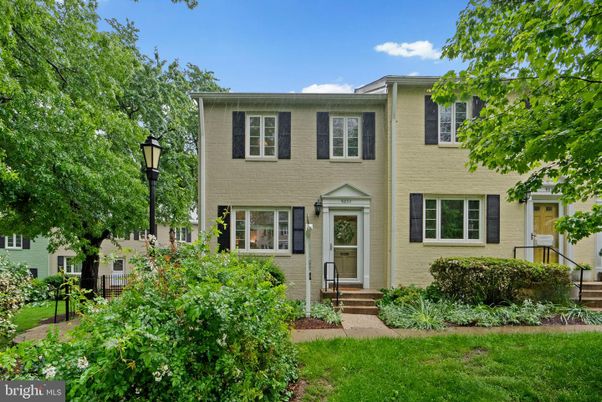 Exterior, Facade, Raised Ranch