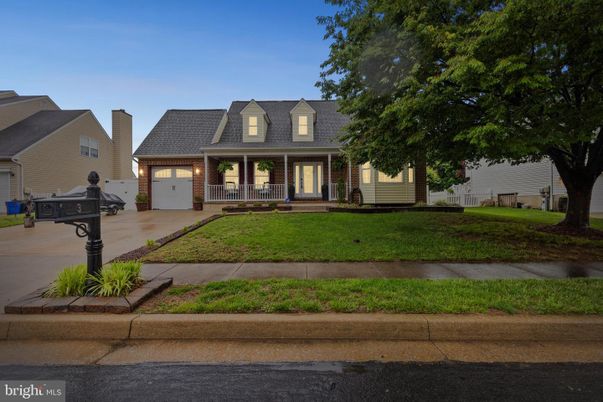 Attached, Exterior, Facade, Cape Cod