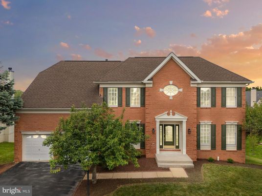 Attached, Exterior, Facade, Brick Facade, Georgian