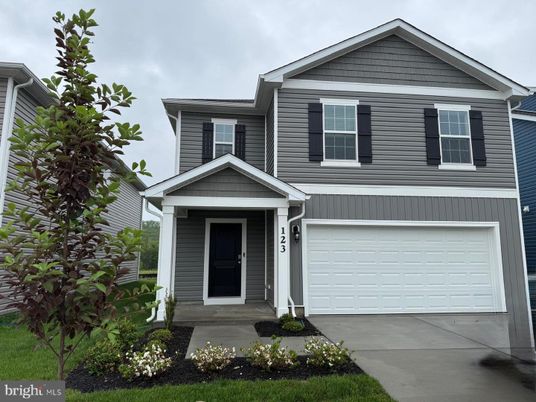 Attached, Exterior, Facade, American Craftsman