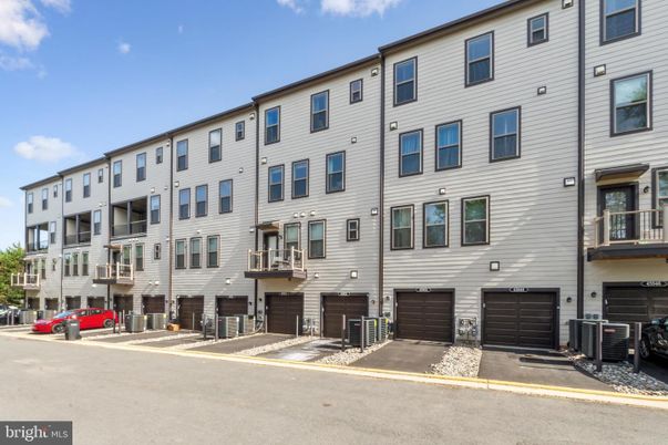 Attached, Exterior, Facade, Rowhouse