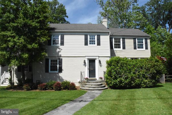 Exterior, Facade, Split Level