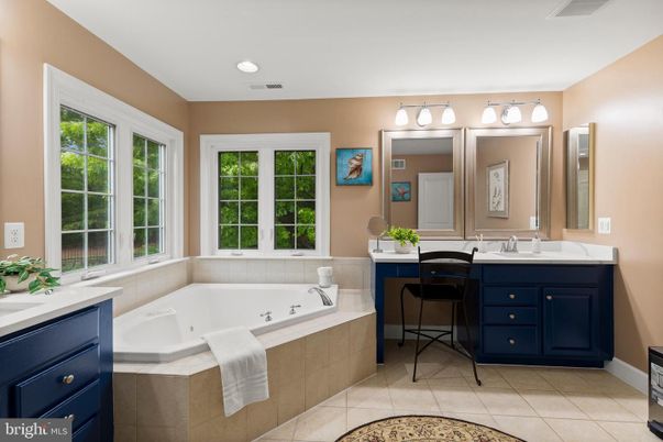 Bathroom, Dual Sink Vanities, Interior, Recessed Lighting
