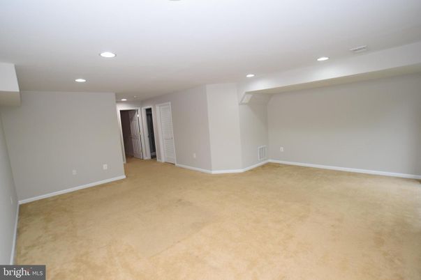 Empty room, Interior, Recessed Lighting