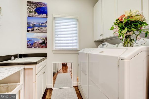 Interior, Washer, Wood Texture Flooring