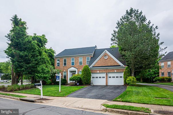 Attached, Exterior, Facade, Brick Facade, Georgian