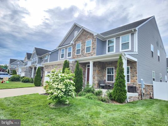 Attached, Exterior, Facade, Farmhouse