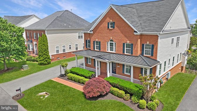 Exterior, Facade, Brick Facade, Brick Traditional