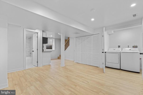 Interior, Recessed Lighting, Washer, Wood Texture Flooring