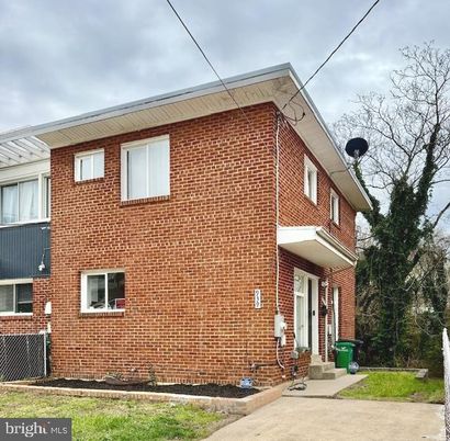 Exterior, Facade, Brick Facade, Rowhouse