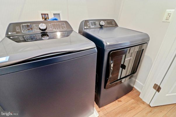 Interior, Washer, Wood Texture Flooring