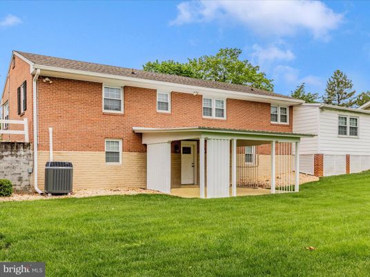 Backyard, Exterior, Facade, Brick Facade, Raised Ranch