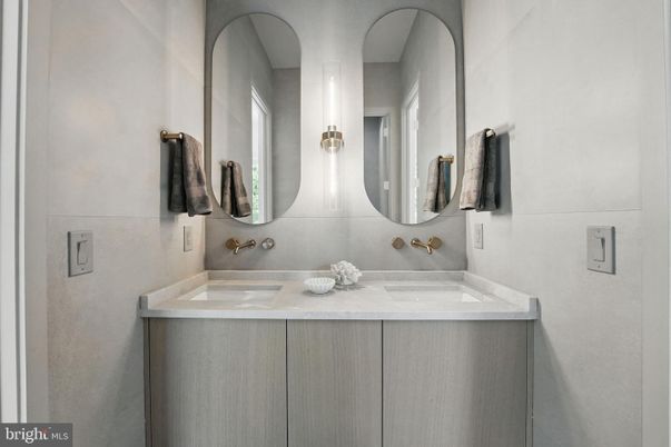 Bathroom, Dual Sink Vanities, Interior
