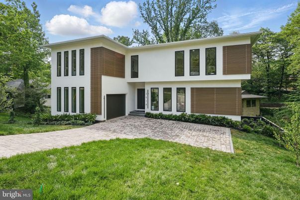 Attached, Backyard, Exterior, Facade, Brick Facade, Modern