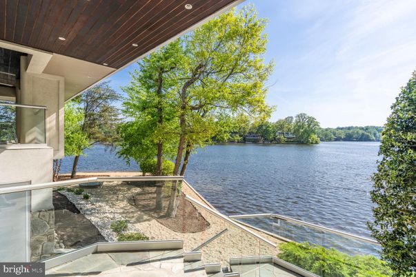 Exterior, Lake