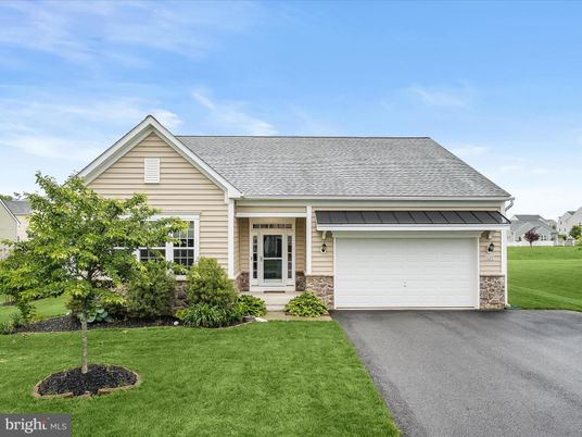Attached, Exterior, Facade, Ranch