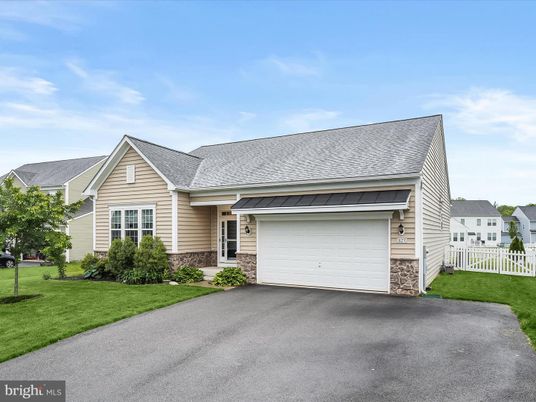 Attached, Exterior, Facade, Cape Cod