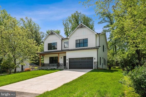 Attached, Exterior, Facade, Farmhouse