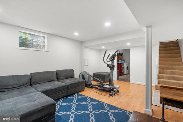 Fitness Equipment, Interior, Living room, Recessed Lighting, Wood Texture Flooring