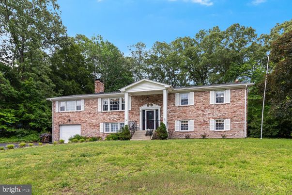 Attached, Exterior, Facade, Brick Facade, Georgian
