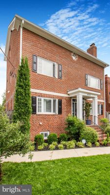 Exterior, Facade, Brick Facade, Rowhouse