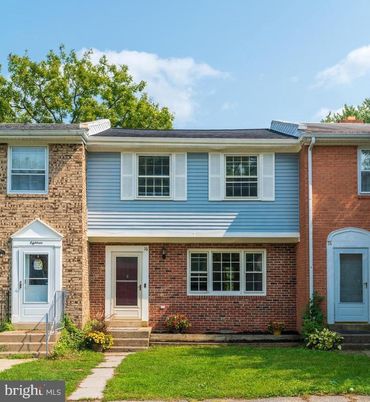 Exterior, Facade, Brick Facade, Rowhouse