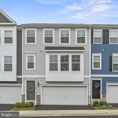 Attached, Exterior, Facade, Rowhouse