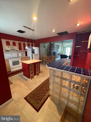 Dining room, Interior, Kitchen, Pendant Lights, Recessed Lighting, Tile Countertops