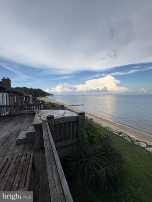 Exterior, Lake