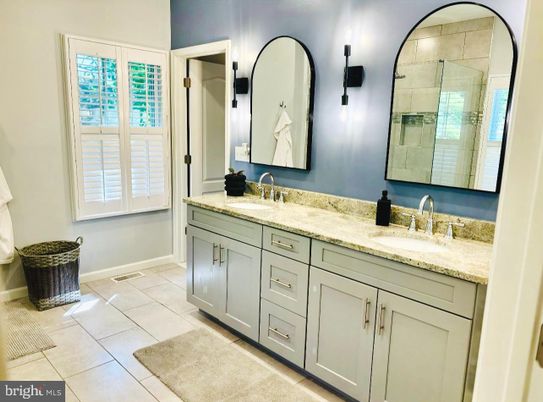 Bathroom, Dual Sink Vanities, Interior