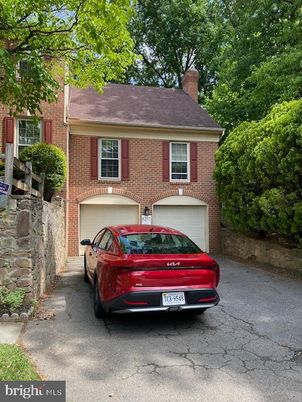 Attached, Exterior, Facade, Brick Facade, Georgian