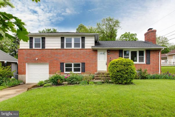 Attached, Exterior, Facade, Brick Facade, Split Level