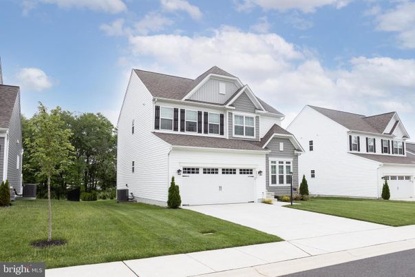 Attached, Exterior, Facade, Farmhouse