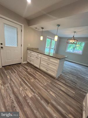 Interior, Pendant Lights, Recessed Lighting, Wood Texture Flooring