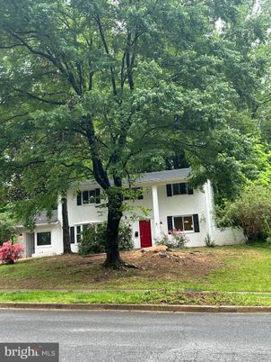 Exterior, Facade, Raised Ranch