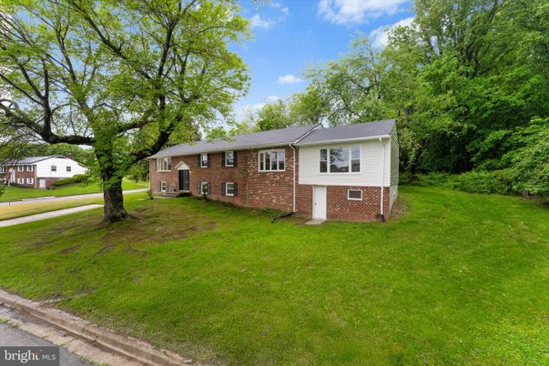 Backyard, Exterior, Facade, Brick Facade, Raised Ranch